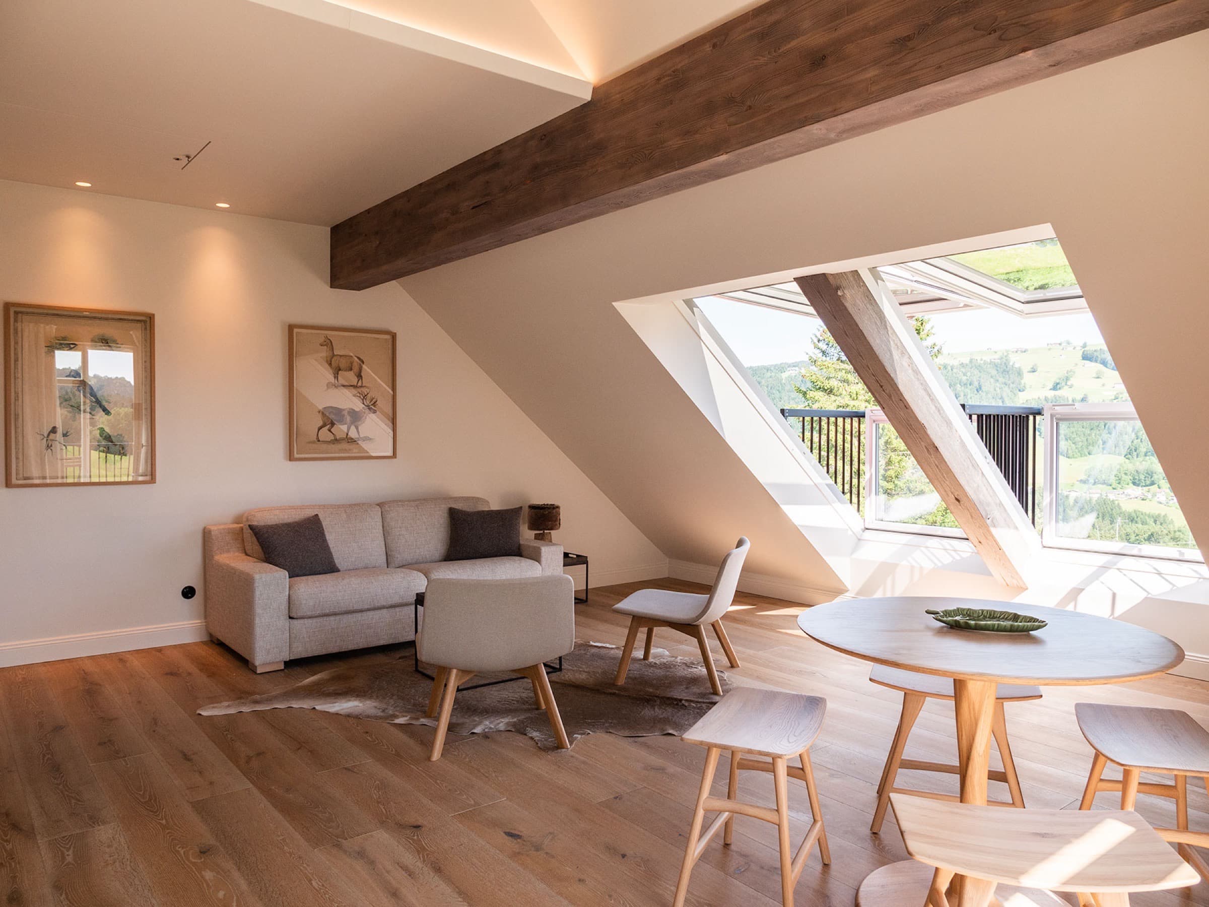 Lounge im Dachgeschoss
