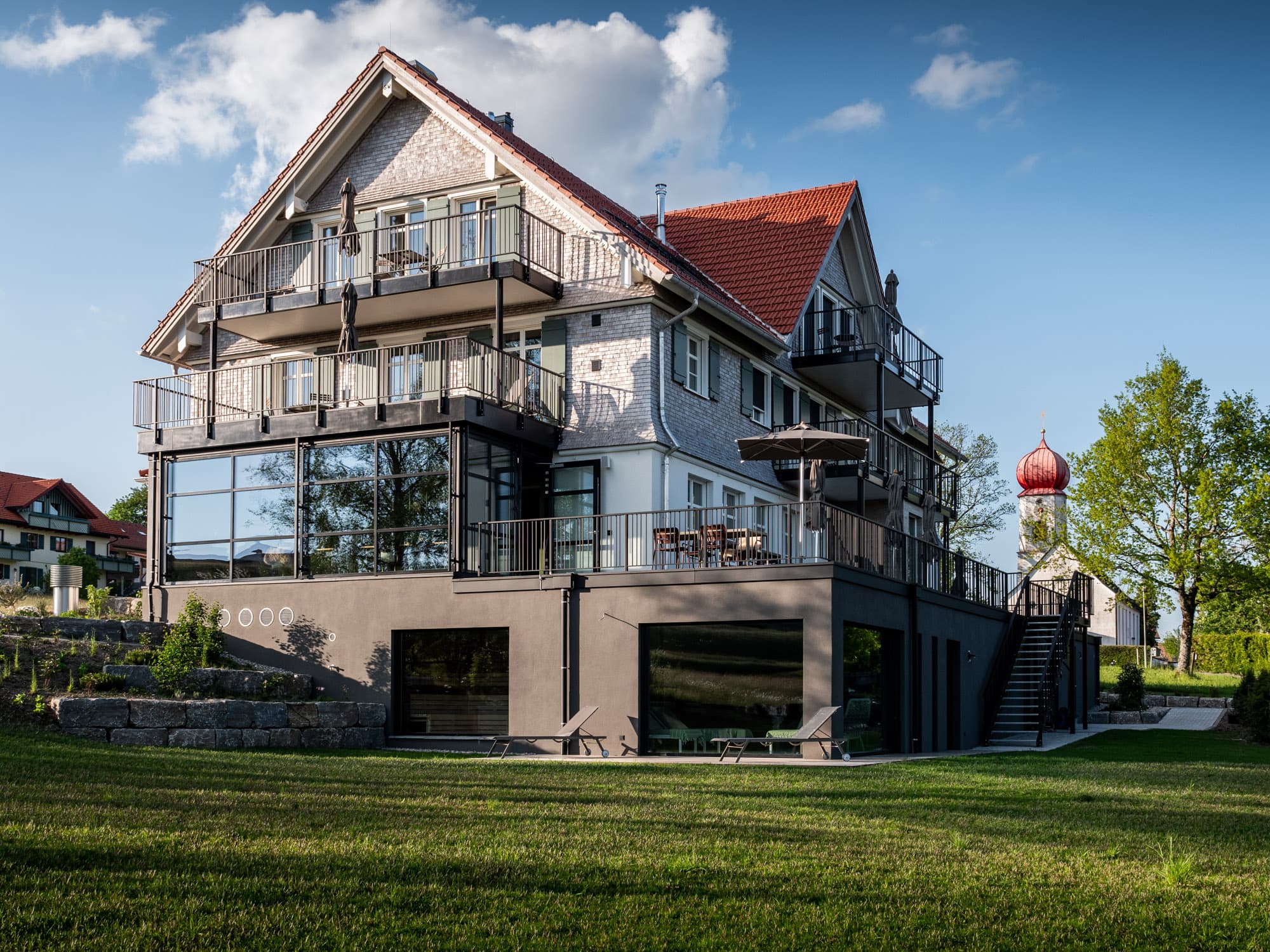 Rückansicht mit Glasfassade und Terrasse