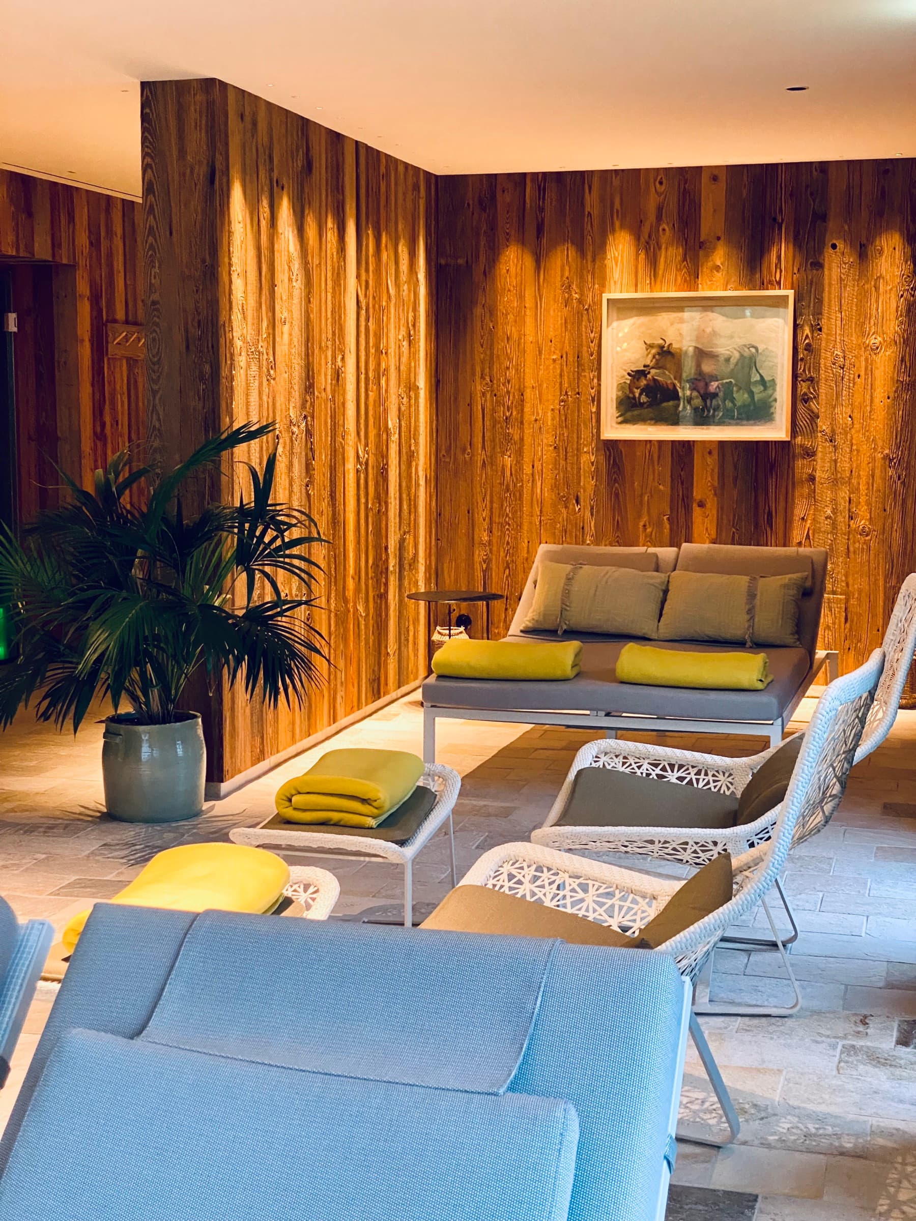 Ruheraum mit Liegen im Spa-Bereich