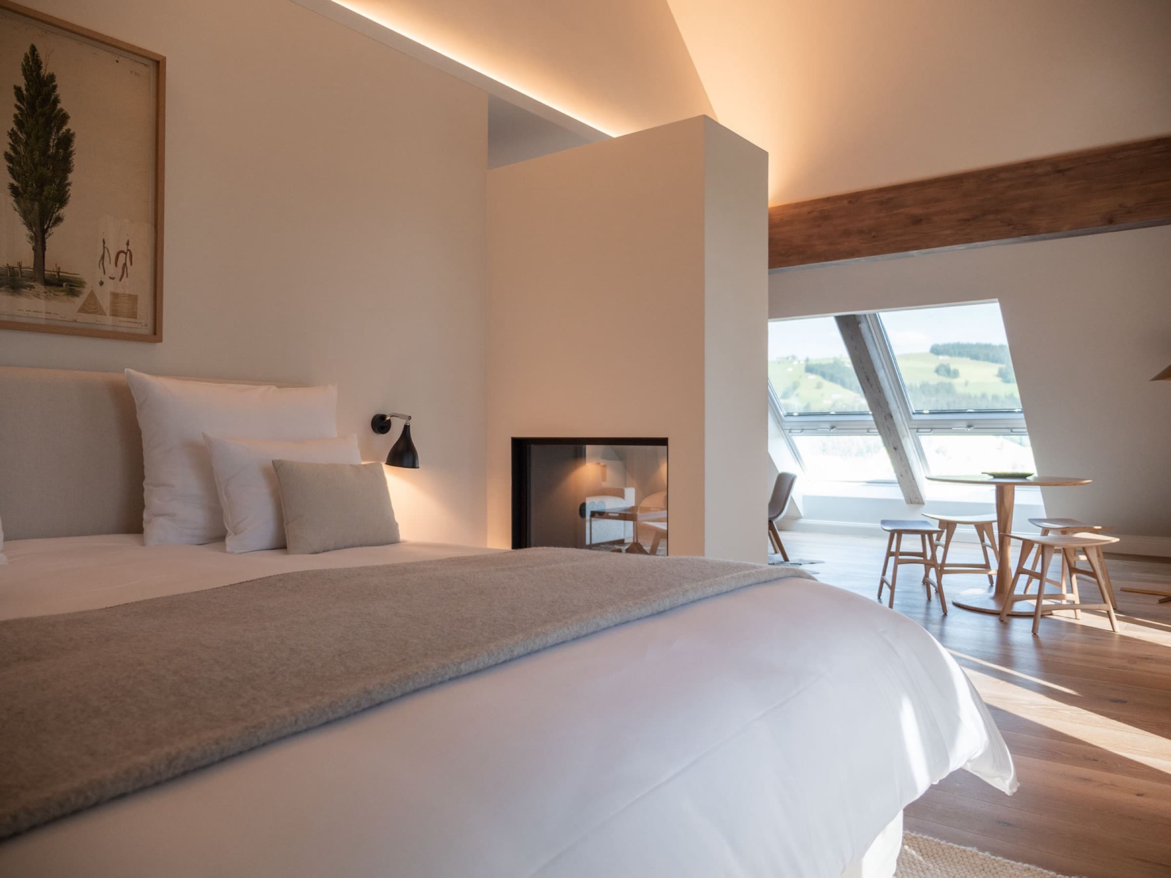 Zimmer mit Kamin im Dachgeschoss